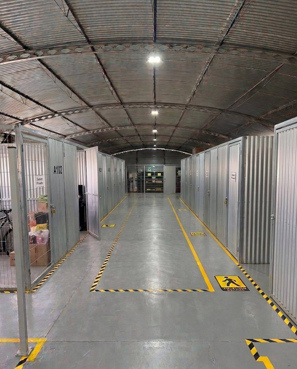 Pasillo de minibodegas TaxiContainers con unidades rotuladas