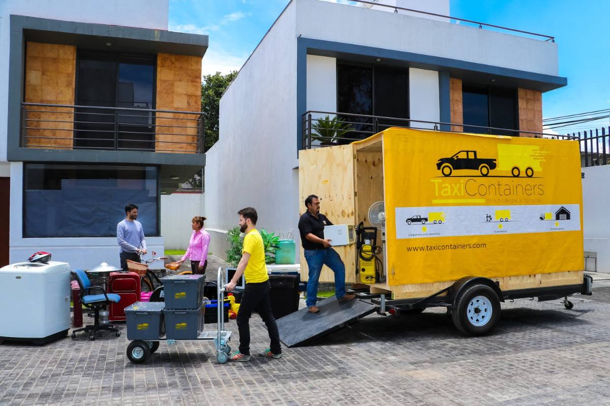 Contenedor móvil TaxiContainers cargándose en una casa durante una mudanza